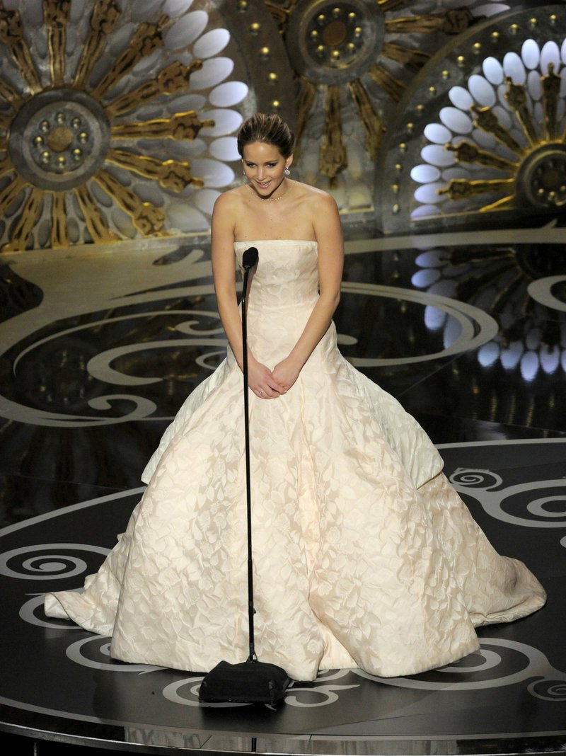 Flashback: Η επική τούμπα της Τζένιφερ Λόρενς όταν πήγαινε να παραλάβει το Οσκαρ της [βίντεο] | iefimerida.gr 19