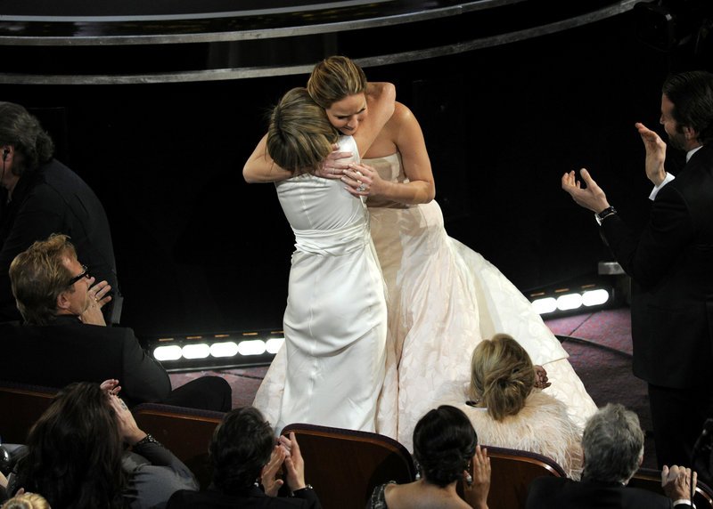 Flashback: Η επική τούμπα της Τζένιφερ Λόρενς όταν πήγαινε να παραλάβει το Οσκαρ της [βίντεο] | iefimerida.gr 5