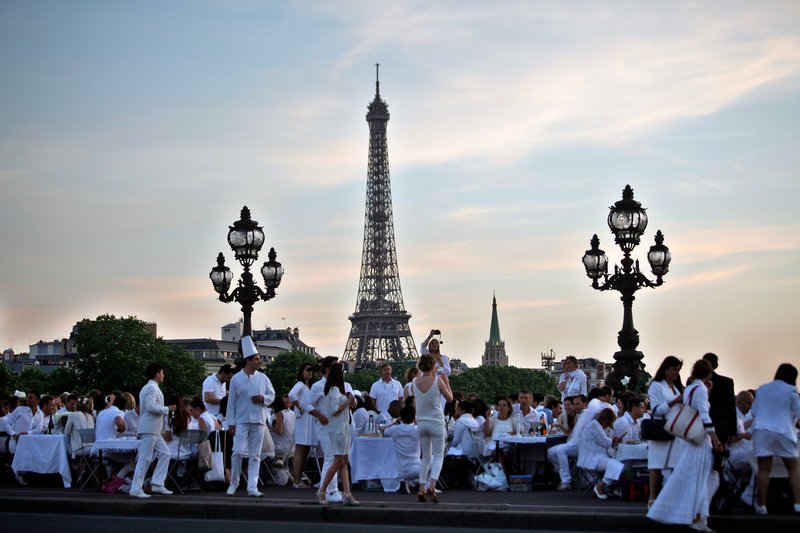 «Δείπνο στα λευκά» -Η παριζιάνικη πολυτελής συνήθεια που αντέγραψαν οι πόλεις του κόσμου [εικόνες] | iefimerida.gr 4
