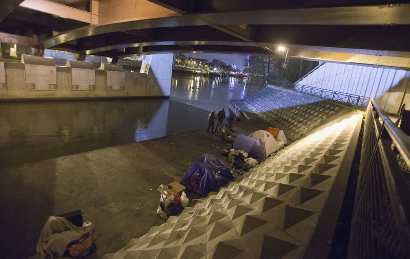 Παρίσι η Πόλη του Φωτός και των... αστέγων: Μέτρησαν 3.000 σε μια νύχτα | iefimerida.gr 1