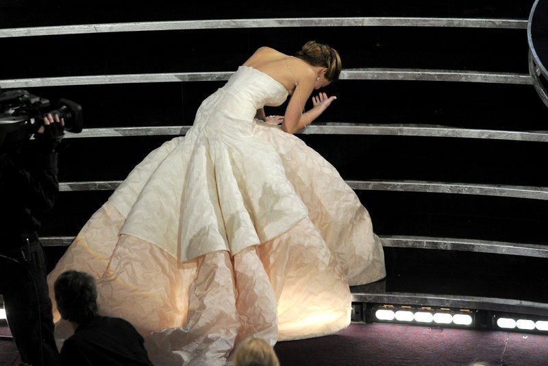 Flashback: Η επική τούμπα της Τζένιφερ Λόρενς όταν πήγαινε να παραλάβει το Οσκαρ της [βίντεο] | iefimerida.gr 1