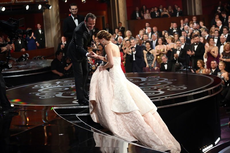 Flashback: Η επική τούμπα της Τζένιφερ Λόρενς όταν πήγαινε να παραλάβει το Οσκαρ της [βίντεο] | iefimerida.gr 16