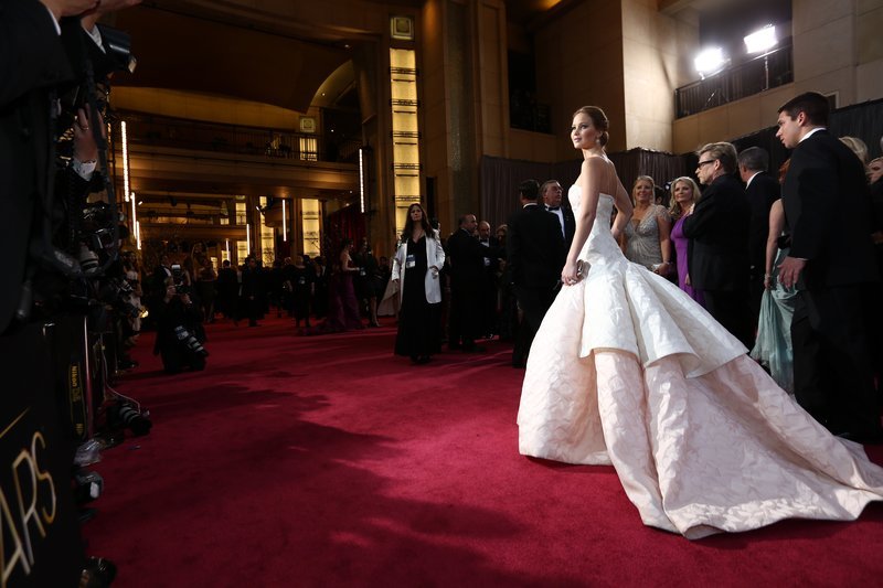 Flashback: Η επική τούμπα της Τζένιφερ Λόρενς όταν πήγαινε να παραλάβει το Οσκαρ της [βίντεο] | iefimerida.gr 24