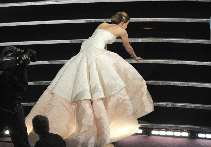 Flashback: Η επική τούμπα της Τζένιφερ Λόρενς όταν πήγαινε να παραλάβει το Οσκαρ της [βίντεο] | iefimerida.gr 9