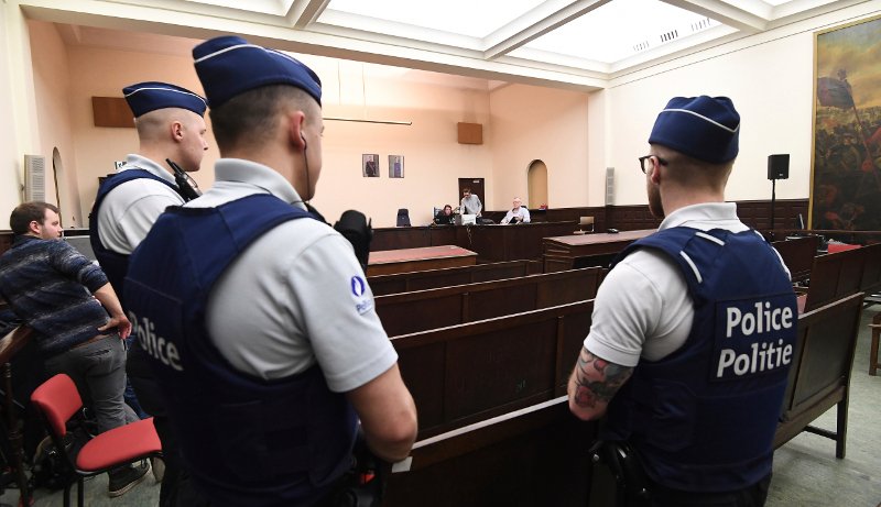 Στο δικαστήριο ο μακελάρης του Παρισιού: Δεν σας φοβάμαι, έχω πίστη στον Αλλάχ | iefimerida.gr 1