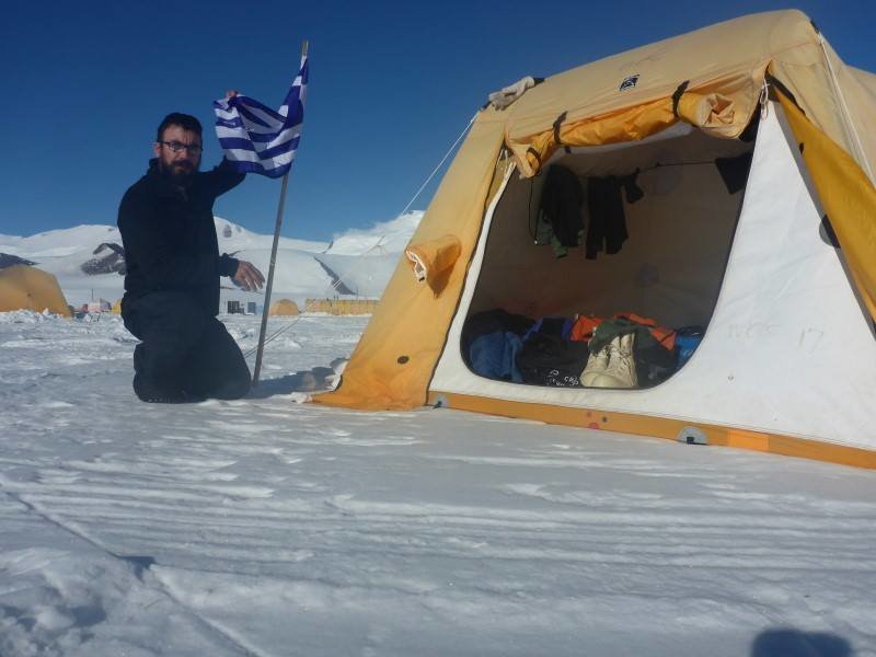 Ο Ελληνας που γύρισε με γεμάτα χέρια από την Ανταρκτική -Στην αποστολή της NASA βρήκε 263 μετεωρίτες [εικόνες] | iefimerida.gr 3