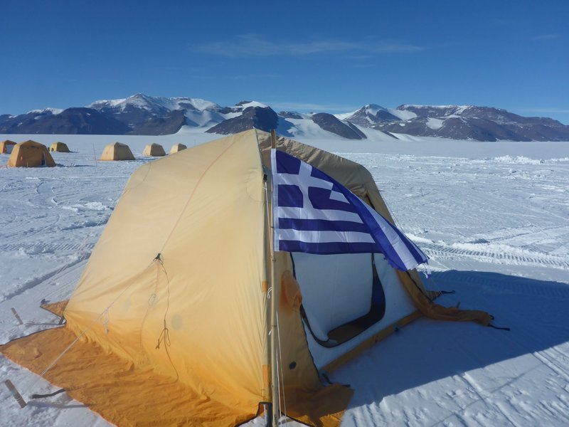 Ο Ελληνας που γύρισε με γεμάτα χέρια από την Ανταρκτική -Στην αποστολή της NASA βρήκε 263 μετεωρίτες [εικόνες] | iefimerida.gr 2