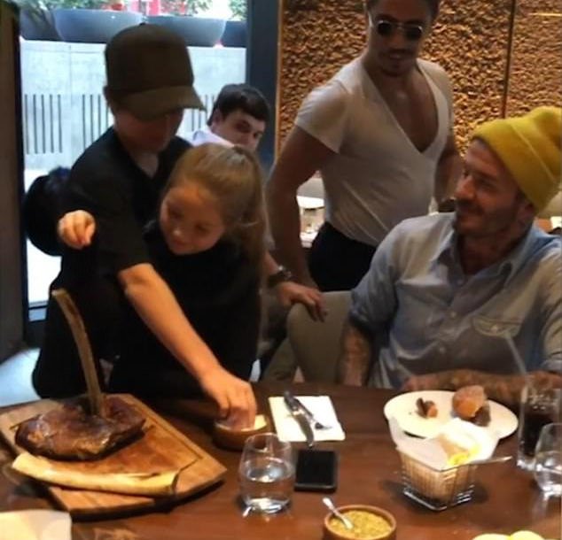 Οι Μπέκαμ ξετρελάθηκαν με τον Salt Bae και τους μαθαίνει την κίνηση με το αλάτι [βίντεο] | iefimerida.gr 1