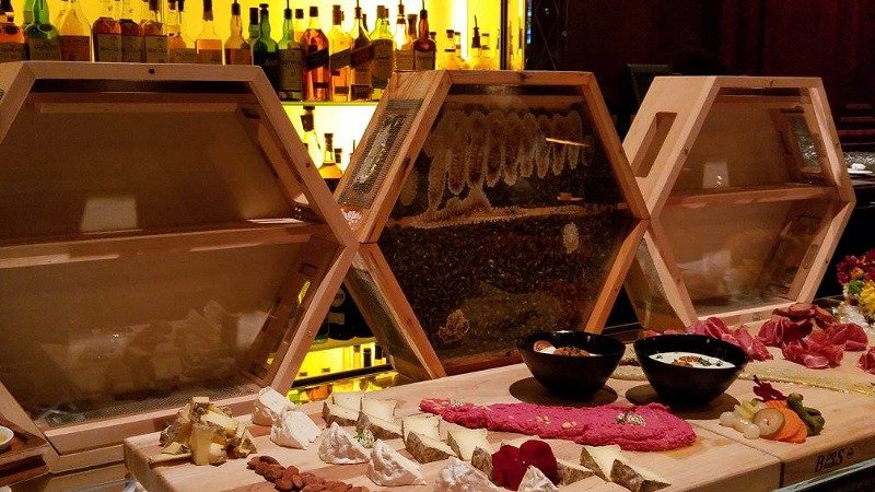 Πρωτότυπη ιδέα – Εταιρεία εγκαθιστά κυψέλες με μέλισσες στο... σαλόνι σας [εικόνες και βίντεο]  | iefimerida.gr 2