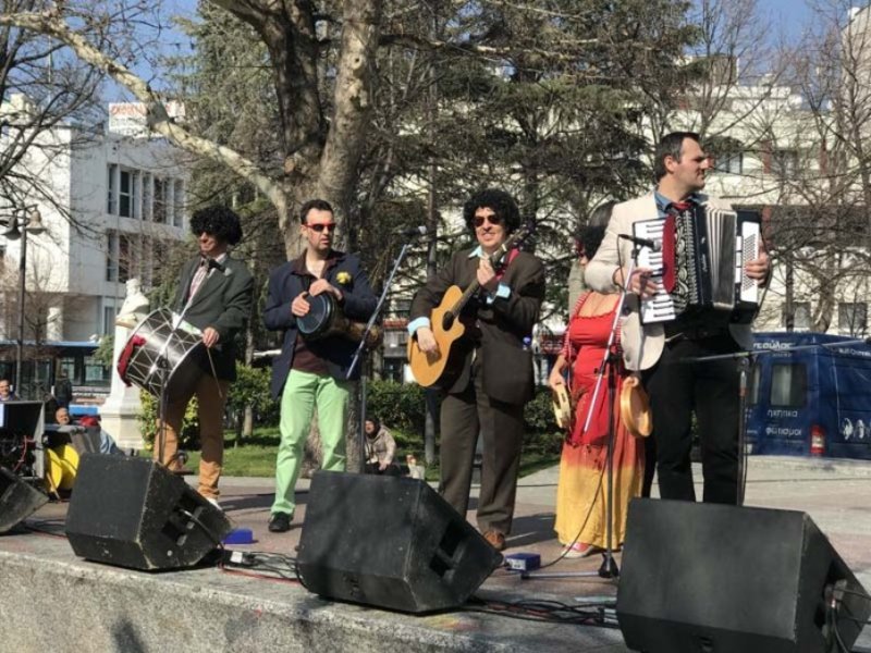 Ξέφρενο γλέντι στην Λάρισα -Γιόρτασαν τα «μπουλούκια» [εικόνες & βίντεο] | iefimerida.gr 0