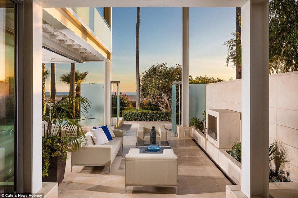 Η γυάλινη βίλα στην Καλιφόρνια μοιάζει με πλοίο στο νερό [εικόνες] | iefimerida.gr 9