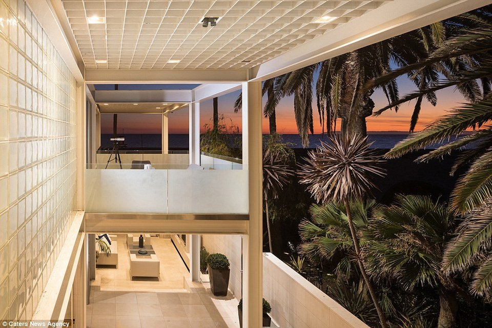 Η γυάλινη βίλα στην Καλιφόρνια μοιάζει με πλοίο στο νερό [εικόνες] | iefimerida.gr 11