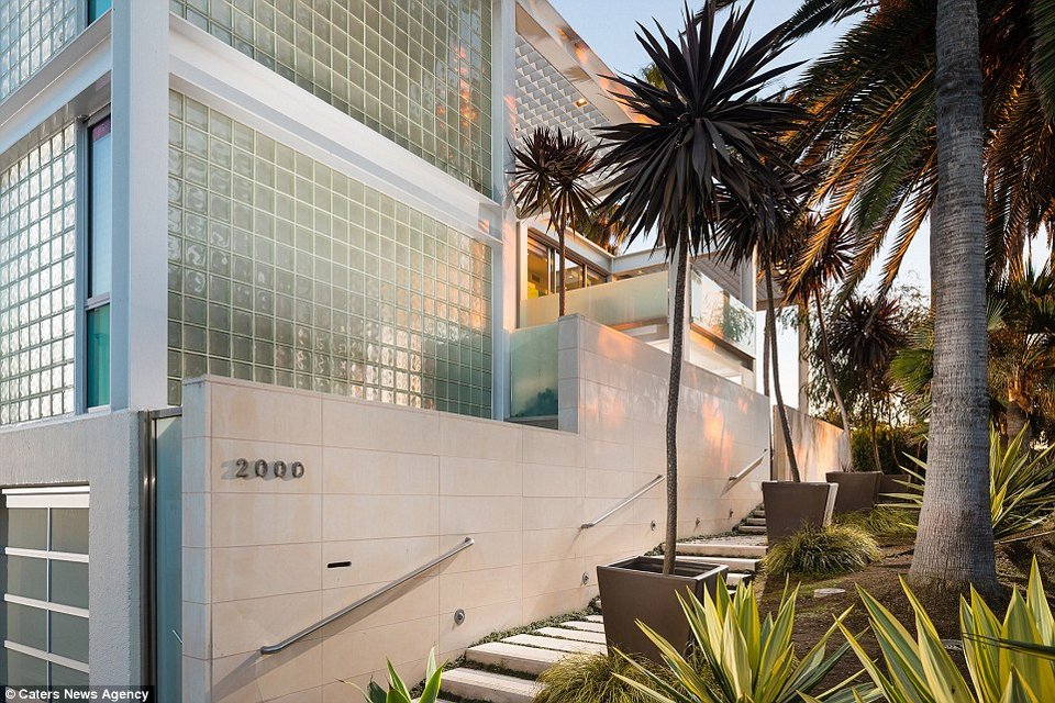 Η γυάλινη βίλα στην Καλιφόρνια μοιάζει με πλοίο στο νερό [εικόνες] | iefimerida.gr 12