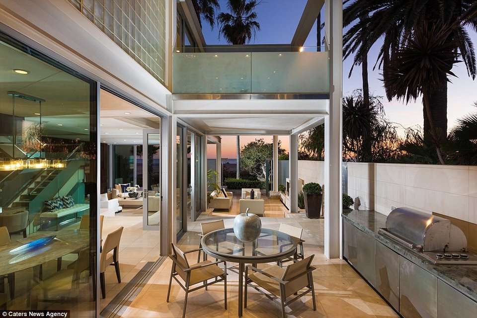 Η γυάλινη βίλα στην Καλιφόρνια μοιάζει με πλοίο στο νερό [εικόνες] | iefimerida.gr 2