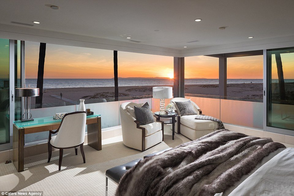 Η γυάλινη βίλα στην Καλιφόρνια μοιάζει με πλοίο στο νερό [εικόνες] | iefimerida.gr 3