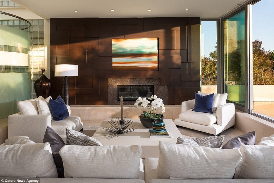 Η γυάλινη βίλα στην Καλιφόρνια μοιάζει με πλοίο στο νερό [εικόνες] | iefimerida.gr 4