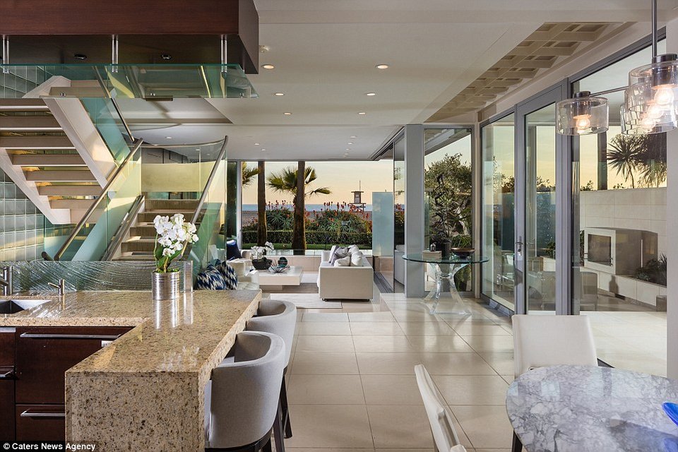 Η γυάλινη βίλα στην Καλιφόρνια μοιάζει με πλοίο στο νερό [εικόνες] | iefimerida.gr 6