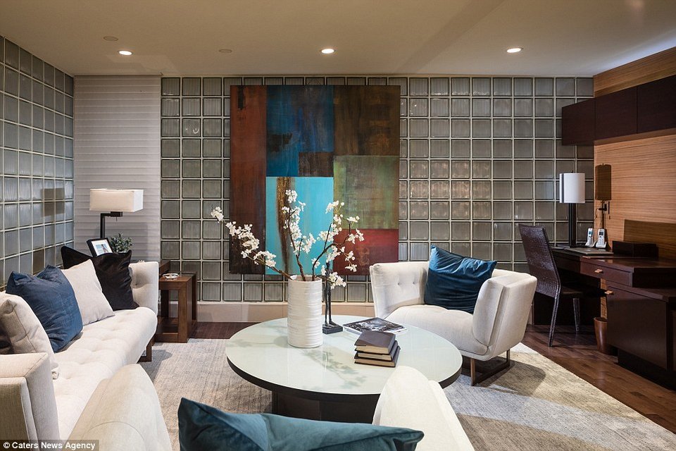 Η γυάλινη βίλα στην Καλιφόρνια μοιάζει με πλοίο στο νερό [εικόνες] | iefimerida.gr 7