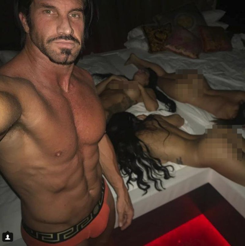 Ο Αυστραλός «Χιου Χέφνερ» φωτογραφίζεται με γυμνά κορίτσια με τατουάζ της εταιρείας του [εικόνες] | iefimerida.gr 0