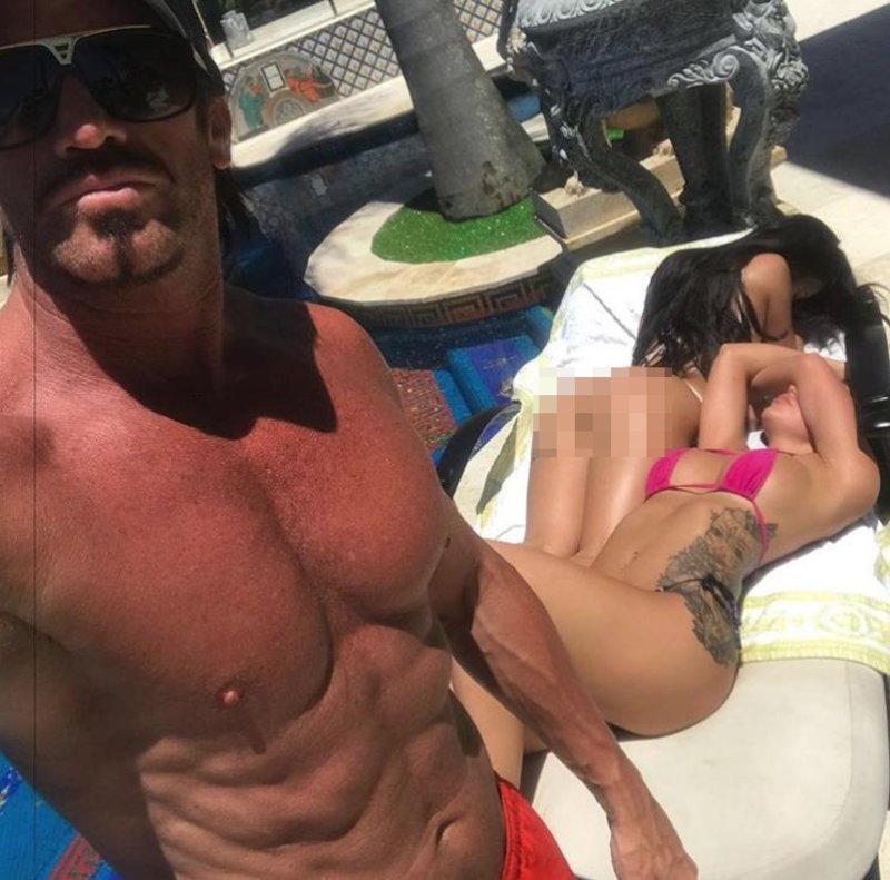 Ο Αυστραλός «Χιου Χέφνερ» φωτογραφίζεται με γυμνά κορίτσια με τατουάζ της εταιρείας του [εικόνες] | iefimerida.gr 1