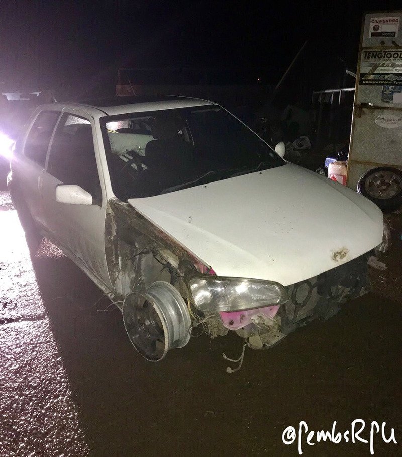 Οδηγούσε το αυτοκίνητό του χωρίς λάστιχο, προφυλακτήρα και φτερό! [εικόνες]  | iefimerida.gr 0