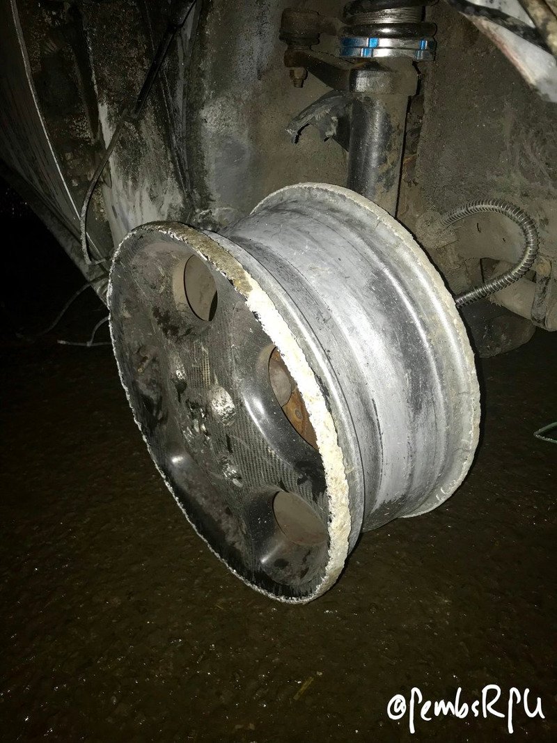 Οδηγούσε το αυτοκίνητό του χωρίς λάστιχο, προφυλακτήρα και φτερό! [εικόνες]  | iefimerida.gr 1