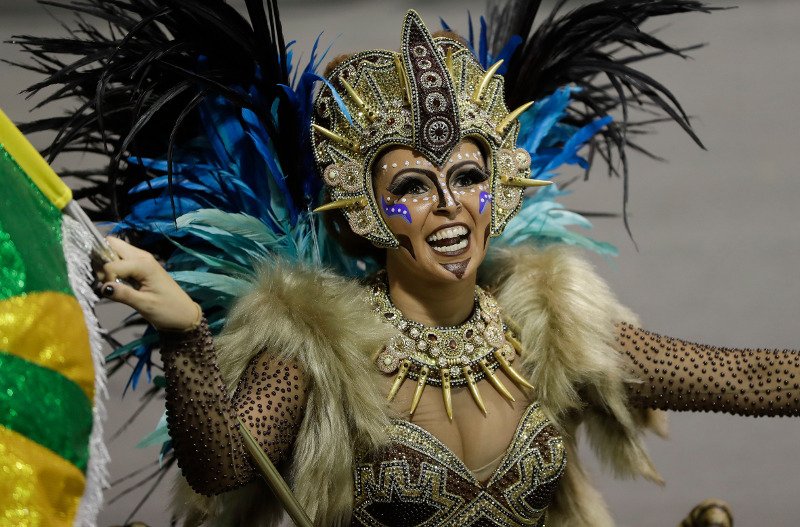 Φαντασμαγορικό το καρναβάλι του Ρίο –Ατελείωτη σάμπα και σέξι Βραζιλιάνες [εικόνες] | iefimerida.gr 0