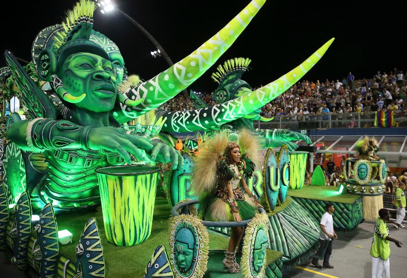 Φαντασμαγορικό το καρναβάλι του Ρίο –Ατελείωτη σάμπα και σέξι Βραζιλιάνες [εικόνες] | iefimerida.gr 1