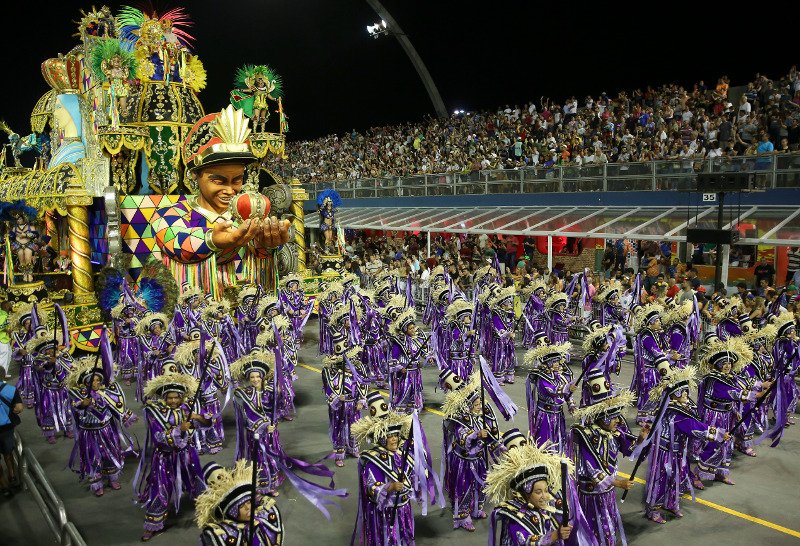 Φαντασμαγορικό το καρναβάλι του Ρίο –Ατελείωτη σάμπα και σέξι Βραζιλιάνες [εικόνες] | iefimerida.gr 6