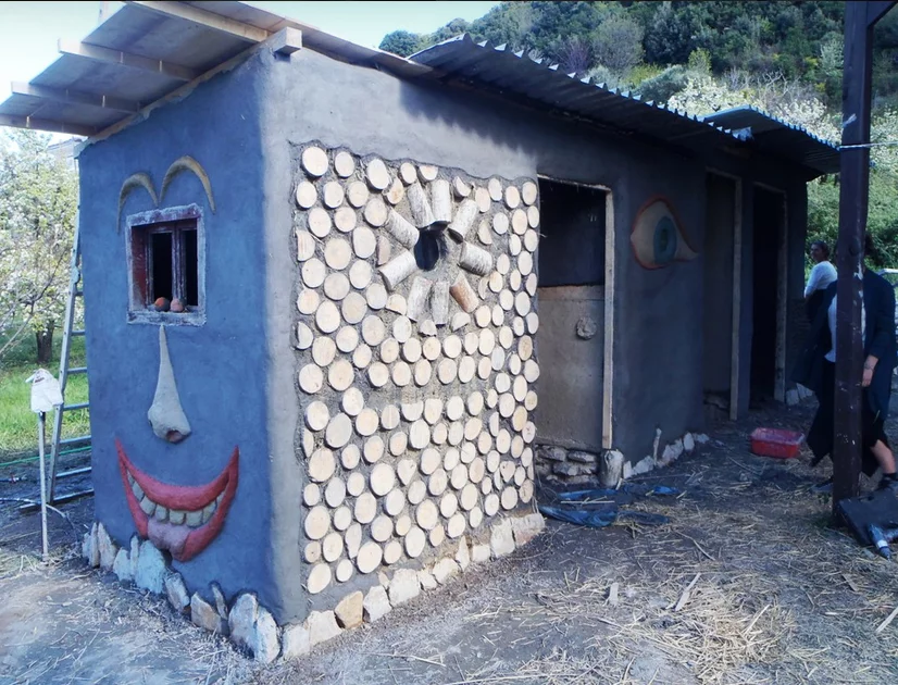 Cob: Δυο Λαρισαίοι φτιάχνουν (κανονικά) σπίτια από άχυρο και πηλό, από 1.500 ευρώ [εικόνες] | iefimerida.gr 3