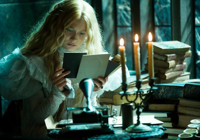 «Πορφυρός Λόφος»: Ο γοτθικός τρόμος από τον Γκιγιέρμο Ντελ Τόρο στην οθόνη της Nova [εικόνες & βίντεο] | iefimerida.gr 3