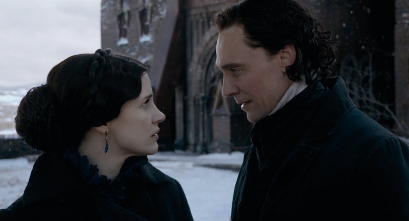 «Πορφυρός Λόφος»: Ο γοτθικός τρόμος από τον Γκιγιέρμο Ντελ Τόρο στην οθόνη της Nova [εικόνες & βίντεο] | iefimerida.gr 1