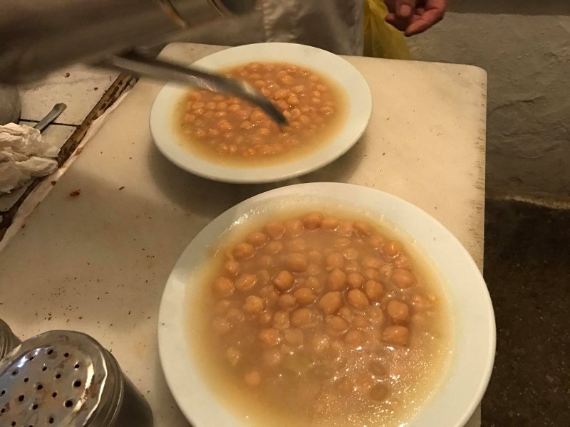 Δίπορτο: Η ιστορική, υπόγεια ταβέρνα σε εγκαταλελειμμένο σπίτι του κέντρου, που αποθεώνουν youtubers από όλο τον κόσμο [βίντεο] | iefimerida.gr 1