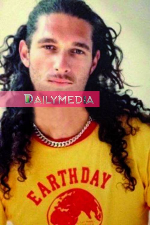 Αγνώριστος ο Πάνος Ιωαννίδης ως νεαρός: Με μακρύ μπούκλα μαλλί και αλυσίδες [εικόνα] | iefimerida.gr 0