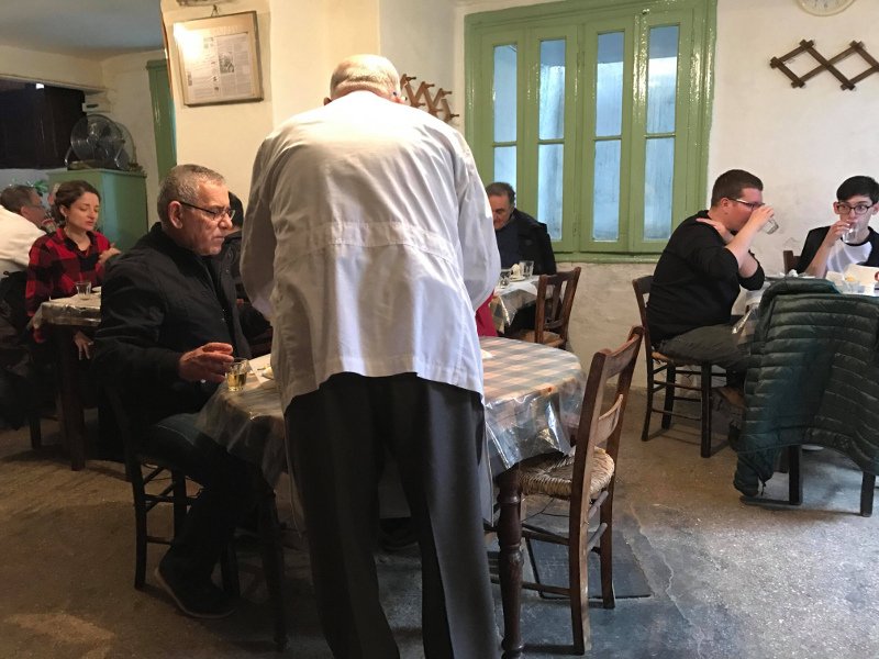 Δίπορτο: Η ιστορική, υπόγεια ταβέρνα σε εγκαταλελειμμένο σπίτι του κέντρου, που αποθεώνουν youtubers από όλο τον κόσμο [βίντεο] | iefimerida.gr 9