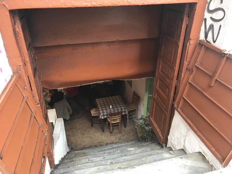 Δίπορτο: Η ιστορική, υπόγεια ταβέρνα σε εγκαταλελειμμένο σπίτι του κέντρου, που αποθεώνουν youtubers από όλο τον κόσμο [βίντεο] | iefimerida.gr 10