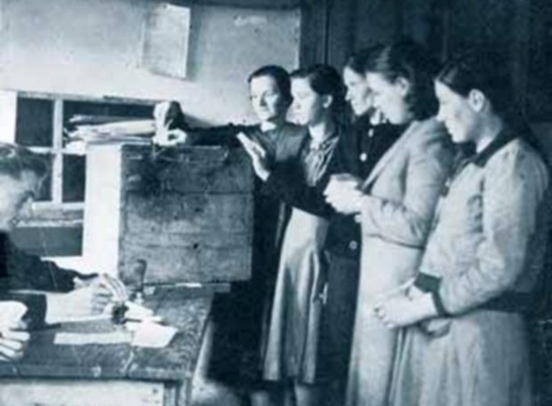 Οταν οι Ελληνίδες πήγαν για πρώτη φορά στις κάλπες -Γιατί δεν ψήφισε η Μαρίκα Κοτοπούλη [εικόνες] | iefimerida.gr 1