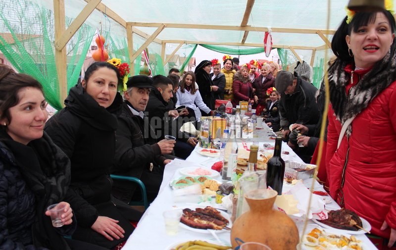 Το iefimerida στον ακριτικό Εβρο – Το αποκριάτικο έθιμο του «Μπέη» στο χωριό Κόμαρα [εικόνες] | iefimerida.gr 6