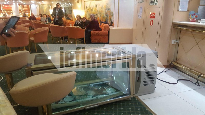 Εφιαλτικό ταξίδι με πλοίο προς την Κρήτη, λόγω κακοκαιρίας -Σπασμένα ψυγεία, πιάνα, υπολογιστές [εικόνες] | iefimerida.gr 0