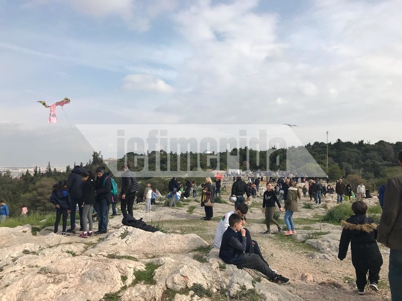 Χορός χαρταετών στου Φιλοπάππου -Ο καιρός δεν τους άφησε να απογειωθούν [εικόνες & βίντεο] | iefimerida.gr 1