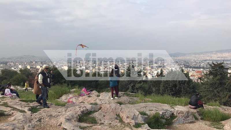 Χορός χαρταετών στου Φιλοπάππου -Ο καιρός δεν τους άφησε να απογειωθούν [εικόνες & βίντεο] | iefimerida.gr 6