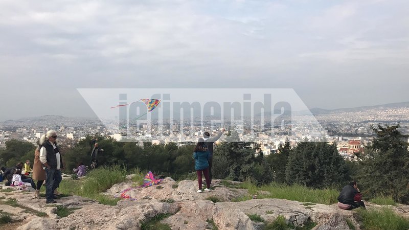 Χορός χαρταετών στου Φιλοπάππου -Ο καιρός δεν τους άφησε να απογειωθούν [εικόνες & βίντεο] | iefimerida.gr 7