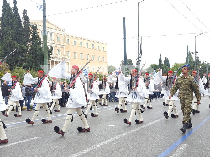 Με το «Μακεδονία ξακουστή» η αλλαγή φρουράς στο Σύνταγμα -Υπό χειροκροτήματα [εικόνες & βίντεο] | iefimerida.gr 0
