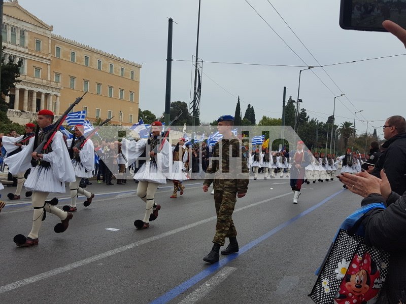 Με το «Μακεδονία ξακουστή» η αλλαγή φρουράς στο Σύνταγμα -Υπό χειροκροτήματα [εικόνες & βίντεο] | iefimerida.gr 1