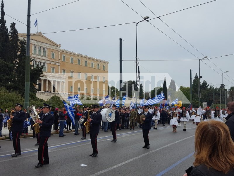 Με το «Μακεδονία ξακουστή» η αλλαγή φρουράς στο Σύνταγμα -Υπό χειροκροτήματα [εικόνες & βίντεο] | iefimerida.gr 2