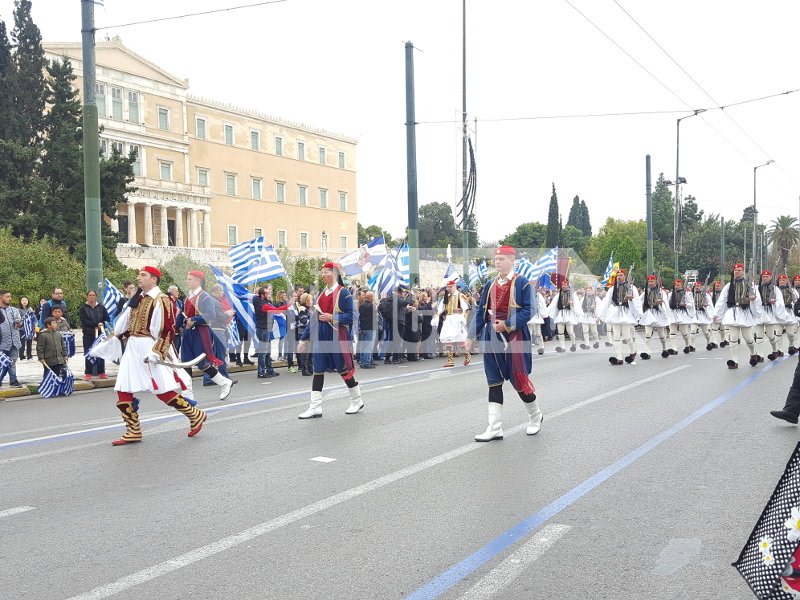 Με το «Μακεδονία ξακουστή» η αλλαγή φρουράς στο Σύνταγμα -Υπό χειροκροτήματα [εικόνες & βίντεο] | iefimerida.gr 3