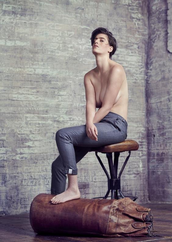 Ανδρας με τεράστιο στήθος -Ιδιαίτερο μοντέλο ποζάρει στο περιοδικό Diva [εικόνες] | iefimerida.gr 0