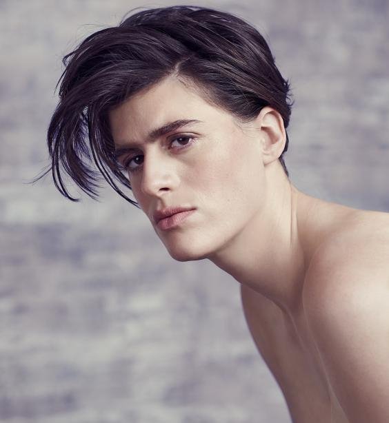 Ανδρας με τεράστιο στήθος -Ιδιαίτερο μοντέλο ποζάρει στο περιοδικό Diva [εικόνες] | iefimerida.gr 2