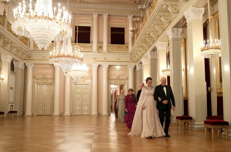 Η Κέιτ Μίντλετον στην πιο βασιλική της εμφάνιση, μετά τον γάμο της -Σαν Ελληνίδα θεά [εικόνες] | iefimerida.gr 1