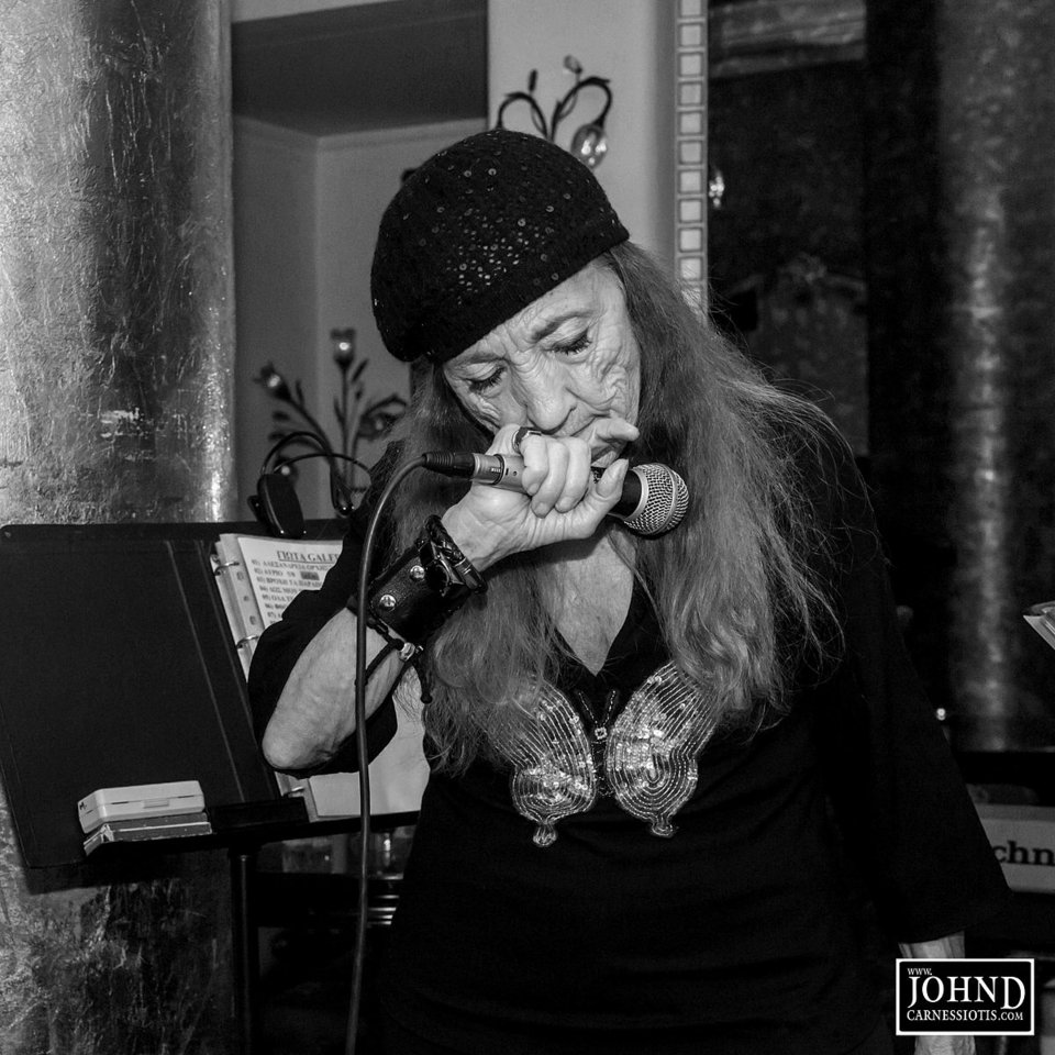 Γιώτα Γιάννα: Ποια είναι η ροκ γιαγιά που εμφανίστηκε με την Πάολα και προκάλεσε χαμό [βίντεο] | iefimerida.gr 0